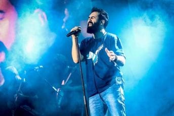 Iran: Uhapšen pjevač jer je 'podsticao' na skidanje hidžaba Iran: Uhapšen pjevač jer je 'podsticao' na skidanje hidžaba