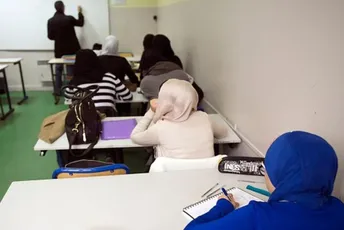 Francuska: U državnim školama ubuduće zabranjeno nošenje muslimanskih haljina Francuska: U državnim školama ubuduće zabranjeno nošenje muslimanskih haljina