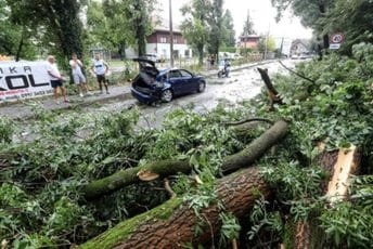 Snažno nevrijeme protutnjalo Zagrebom: Zaustavljena žičara, u Zagorju padao grad Snažno nevrijeme protutnjalo Zagrebom: Zaustavljena žičara, u Zagorju padao grad