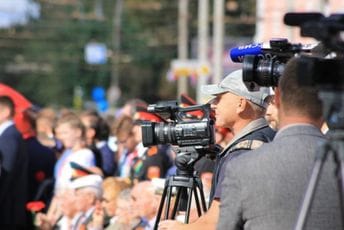 Televizijska ekipa iz Čikaga opljačkana dok je izvještavala o pljačkama Televizijska ekipa iz Čikaga opljačkana dok je izvještavala o pljačkama