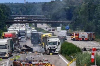 Eksplozija na auto-putu u Njemačkoj: Sudar pet kamiona, jedan prevozio opasne materije Eksplozija na auto-putu u Njemačkoj: Sudar pet kamiona, jedan prevozio opasne materije
