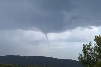 Snažno nevrijeme pogodilo Hrvatsku, kod Splita se pojavilo više pijavica Snažno nevrijeme pogodilo Hrvatsku, kod Splita se pojavilo više pijavica