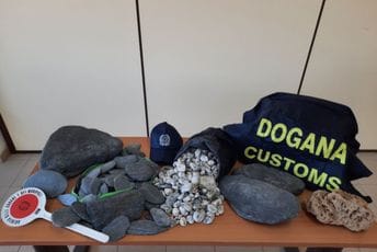 Turista s plaže uzeo 41 kilogram kamenja: Skupo će ga koštati Turista s plaže uzeo 41 kilogram kamenja: Skupo će ga koštati