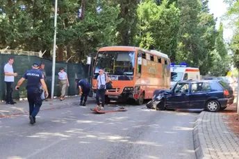 Bar: Sudar autobusa i putničkog vozila, više osoba povrijeđeno Bar: Sudar autobusa i putničkog vozila, više osoba povrijeđeno
