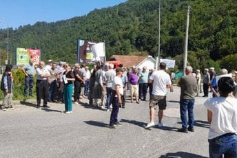 Bijelo Polje: Penzioneri blokirali kružni tok, traže povećanje penzija i stanove Bijelo Polje: Penzioneri blokirali kružni tok, traže povećanje penzija i stanove