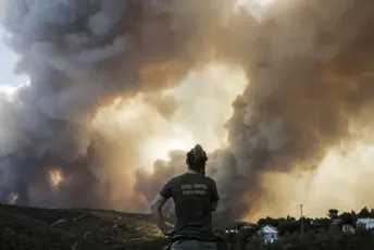 Požari u Grčkoj i dalje van kontrole, na terenu 600 vatrogasaca Požari u Grčkoj i dalje van kontrole, na terenu 600 vatrogasaca