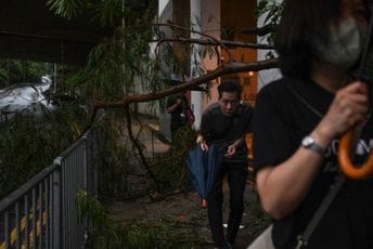 Dramatični snimci iz Hongkonga: Tajfun Saola baca djevojku po ulici, voda prodire u zgrade Dramatični snimci iz Hongkonga: Tajfun Saola baca djevojku po ulici, voda prodire u zgrade