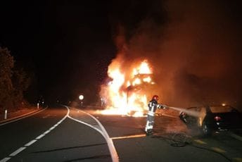 Katastrofalna šteta: Na putu Cetinje - Podgorica jutros izgorio šleper sa devet kola (FOTO)