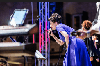 Na kotorskom Trgu od oružja sinoć nastupila Doris Dragović (FOTO)