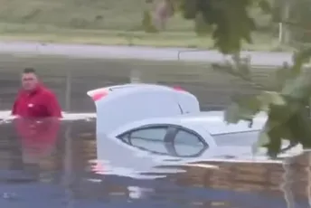 Veliko nevrijeme pogodilo Novi Sad: Muškarac pokušao da spasi automobil pa završio u vodi do ramena Veliko nevrijeme pogodilo Novi Sad: Muškarac pokušao da spasi automobil pa završio u vodi do ramena