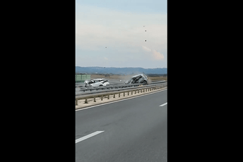 Uznemirujući snimak nesreće na autoputu u Srbiji: Vozio u suprotnom smjeru, jedna osoba poginula Uznemirujući snimak nesreće na autoputu u Srbiji: Vozio u suprotnom smjeru, jedna osoba poginula