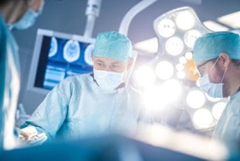 Ljekari uvidjeli grešku poslije 18 mjeseci: Zaboravili hiruški instrument u stomaku pacijentkinje Ljekari uvidjeli grešku poslije 18 mjeseci: Zaboravili hiruški instrument u stomaku pacijentkinje