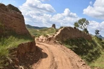 Teško oštećen Kineski zid: Radnici iskopali rupu za prolazak bagera, uhapšene dvije osobe Teško oštećen Kineski zid: Radnici iskopali rupu za prolazak bagera, uhapšene dvije osobe