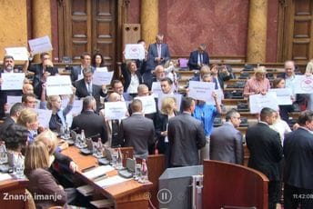 (VIDEO) Metež u Skupštini Srbije: Poslanici izviždali Anu Brnabić (VIDEO) Metež u Skupštini Srbije: Poslanici izviždali Anu Brnabić