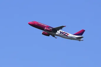 Avion prinudno sletio u Beograd: Putnik pokušao da napadne pilote i da otvori izlaz u slučaju nužde Avion prinudno sletio u Beograd: Putnik pokušao da napadne pilote i da otvori izlaz u slučaju nužde