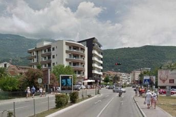 Dječak u Budvi zadobio povrede vilice: Sudario se sa autom vozeći trotinet Dječak u Budvi zadobio povrede vilice: Sudario se sa autom vozeći trotinet