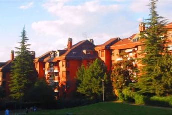 Beograd: Naoružani muškarac nasumično pucao ulicom, policija sklanjala prolaznike Beograd: Naoružani muškarac nasumično pucao ulicom, policija sklanjala prolaznike