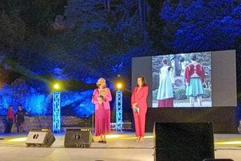 (VIDEO) Iskra iz kamena: Belveder nije pao i nikad neće, poručeno i večeras sa Cetinja (VIDEO) Iskra iz kamena: Belveder nije pao i nikad neće, poručeno i večeras sa Cetinja