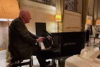 „Kad je prazan hotelski lobi savršeno mjesto“: Hopkins ponovo svirao klavir, oduševio fanove na mrežama „Kad je prazan hotelski lobi savršeno mjesto“: Hopkins ponovo svirao klavir, oduševio fanove na mrežama