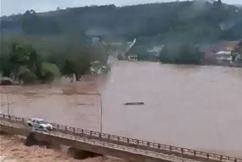 U žestokoj oluji u južnom Brazilu poginula najmanje 21 osoba, a više od 1.600 raseljeno (VIDEO) U žestokoj oluji u južnom Brazilu poginula najmanje 21 osoba, a više od 1.600 raseljeno (VIDEO)