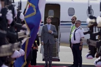 Crnogorski predsjednik sletio na aerodrom ,,Franjo Tuđman“ avionom sa srpskom trobojkom Crnogorski predsjednik sletio na aerodrom ,,Franjo Tuđman“ avionom sa srpskom trobojkom