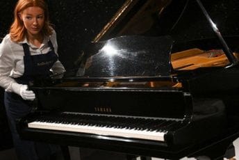 Na njemu je komponovao „Boemsku rapsodiju“: Klavir Fredija Merkjurija prodat na aukciji za dva miliona eura Na njemu je komponovao „Boemsku rapsodiju“: Klavir Fredija Merkjurija prodat na aukciji za dva miliona eura