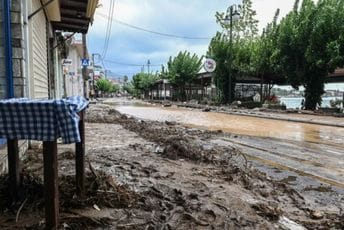 Poslije oluje djelovi Grčke neprepoznatljivi, u toku spašavanje ljudi Poslije oluje djelovi Grčke neprepoznatljivi, u toku spašavanje ljudi