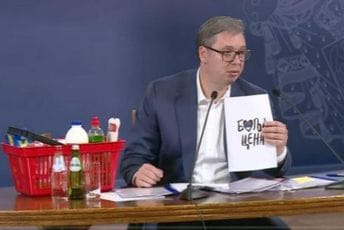 "Evo, da se uhvatim za pileći parizer": Vučić na press konferenciju došao sa jogurtom i korpom punom hrane "Evo, da se uhvatim za pileći parizer": Vučić na press konferenciju došao sa jogurtom i korpom punom hrane