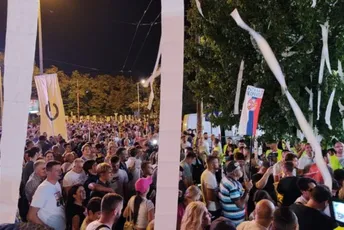 Završen protest „Srbija protiv nasilja“: Na zgradu Pinka bacana jaja i toalet papir Završen protest „Srbija protiv nasilja“: Na zgradu Pinka bacana jaja i toalet papir