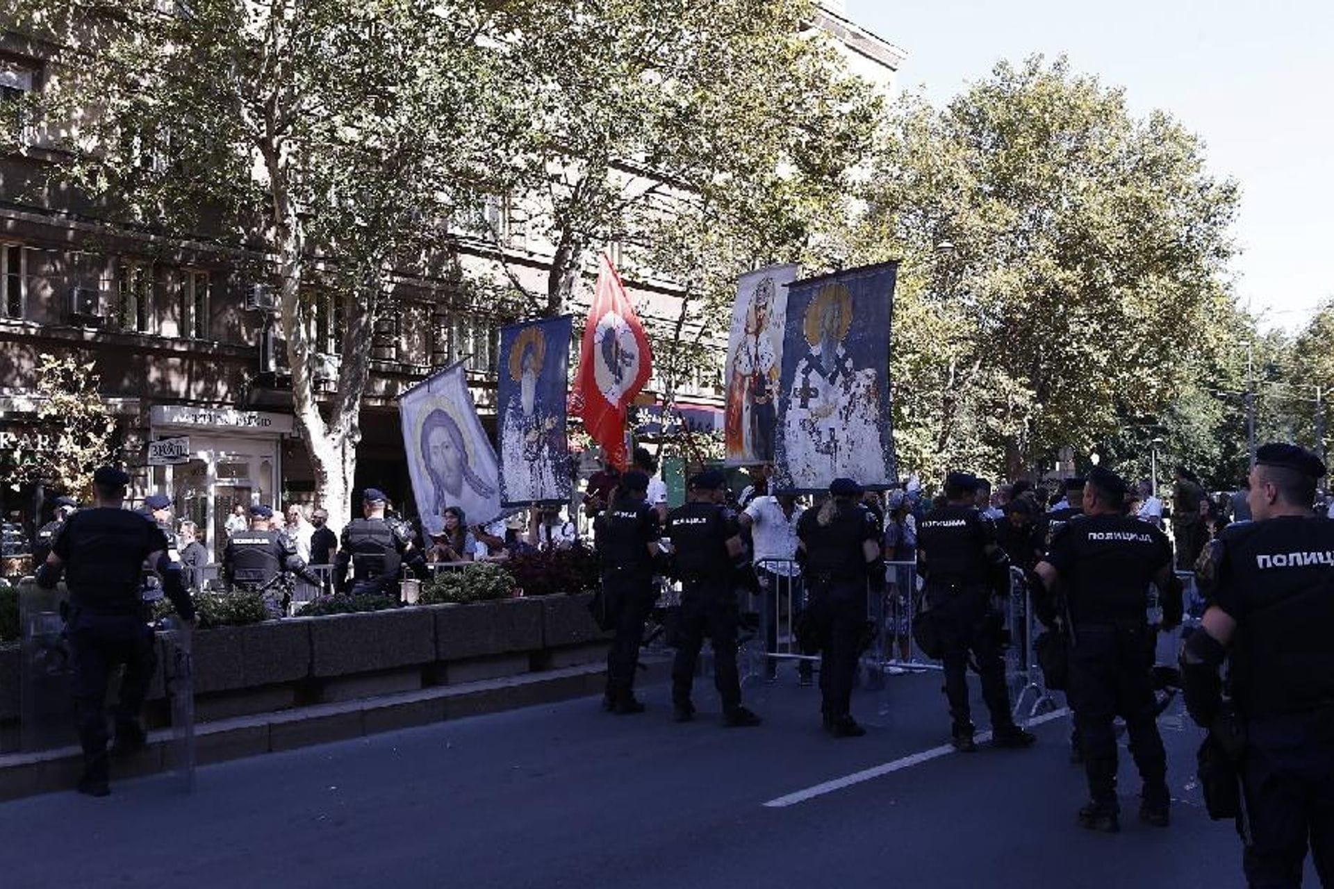 Fotografija 1: Počeo Prajd u Beogradu, sa druge strane je i grupa demonstranata sa slikama svetaca (FOTO)