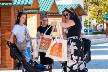 Prvi Porodični karavan posjetio Plužine i Nikšić: Moraju da putuju da bi ih pregledao pedijatar ili da bi se vakcinisali Prvi Porodični karavan posjetio Plužine i Nikšić: Moraju da putuju da bi ih pregledao pedijatar ili da bi se vakcinisali