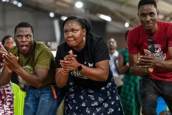 Oborili svjetski rekord u crkvi: Neprestano aplaudirali čak tri sata i 16 minuta Oborili svjetski rekord u crkvi: Neprestano aplaudirali čak tri sata i 16 minuta