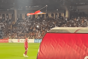 Dron sa zastavom prekinuo utakmicu Jermenije i Hrvatske (VIDEO) Dron sa zastavom prekinuo utakmicu Jermenije i Hrvatske (VIDEO)