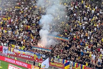 Meč u Bukureštu bio prekinut pola sata zbog parole "Kosovo je Srbija" Meč u Bukureštu bio prekinut pola sata zbog parole "Kosovo je Srbija"