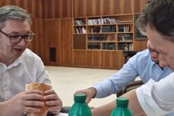 Vučić sa ministrima doručkovao sendvič sa parizerom, kaže kako je srećan zbog pojeftinjenja Vučić sa ministrima doručkovao sendvič sa parizerom, kaže kako je srećan zbog pojeftinjenja