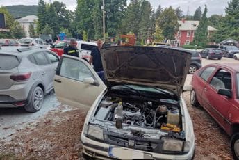 Cetinje: Gorjelo vozilo na Studentskom trgu, intervenisali vatrogasci Cetinje: Gorjelo vozilo na Studentskom trgu, intervenisali vatrogasci