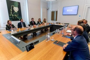 Drakić posjetila kompaniju Terna: Projekat podmorskog kabla jedan od ključnih koji utiču na uvezivanje CG u mrežu evropskih energetskih sistema Drakić posjetila kompaniju Terna: Projekat podmorskog kabla jedan od ključnih koji utiču na uvezivanje CG u mrežu evropskih energetskih sistema