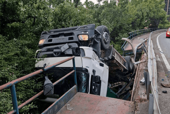 Prevrnuo se kamion Komunalnog preduzeća Tivat, vozač bez povreda Prevrnuo se kamion Komunalnog preduzeća Tivat, vozač bez povreda