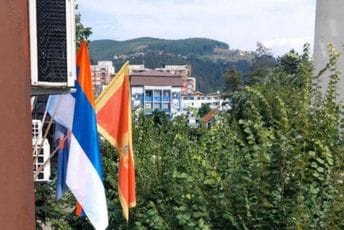 Na zgradi Opštine Bijelo Polje istaknuta srpska zastava Na zgradi Opštine Bijelo Polje istaknuta srpska zastava