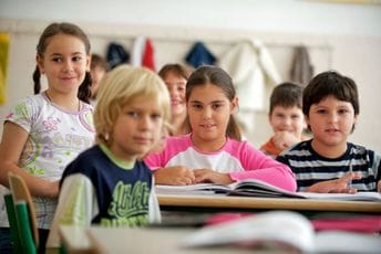 UNICEF poziva vlast u Crnoj Gori da hitno obezbijede prevoz do škole za djecu pogođenu siromaštvom Ilustracija