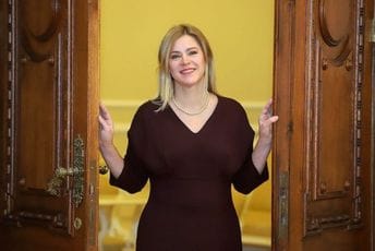 Potvrđen izbor: Letonija dobila premijerku, u pitanju je bivša advokatica Potvrđen izbor: Letonija dobila premijerku, u pitanju je bivša advokatica