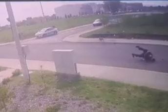 Uznemirujuć snimak: Vozač u Zeti autom oborio policajca tokom kontrole (VIDEO) Uznemirujuć snimak: Vozač u Zeti autom oborio policajca tokom kontrole (VIDEO)