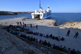 Dramatične scene sa mediteranskog ostrva: Na njemu su hiljade izbjeglica iz Afrike (FOTO)