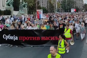 U Beogradu počeo protest "Srbija protiv nasilja": Blokiran saobraćaj ispred Skupštine U Beogradu počeo protest "Srbija protiv nasilja": Blokiran saobraćaj ispred Skupštine