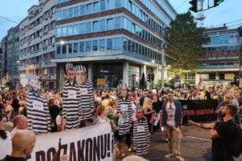 Završen protest u Beogradu, poručeno: Srbija nije gluva soba u kojoj se čuje „samo za parizer“ Završen protest u Beogradu, poručeno: Srbija nije gluva soba u kojoj se čuje „samo za parizer“