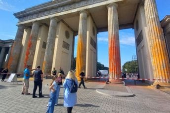 Eko-aktivisti poprskali Brandenburšku kapiju bojom Eko-aktivisti poprskali Brandenburšku kapiju bojom