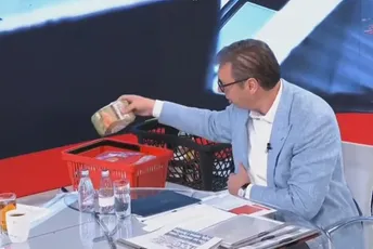 (VIDEO) Vučić ponovo s korpom u rukama: Predstavio nova sniženja, obećao prosječnu platu od 960 eura