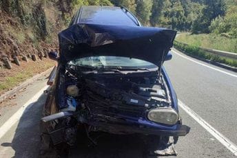 Nezgoda na putu Bar - Petrovac: Vozilom probio zaštitnu ogradu Nezgoda na putu Bar - Petrovac: Vozilom probio zaštitnu ogradu