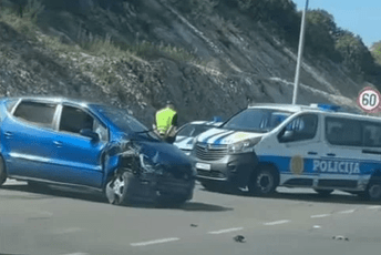 Četiri osobe povrijeđene u sudaru policijskog i privatnog vozila Četiri osobe povrijeđene u sudaru policijskog i privatnog vozila