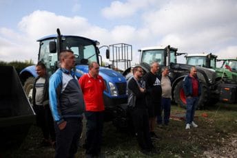 Poljoprivrednici traktorima u Bugarskoj blokiraju puteve zbog uvoza ukrajinske robe Poljoprivrednici traktorima u Bugarskoj blokiraju puteve zbog uvoza ukrajinske robe